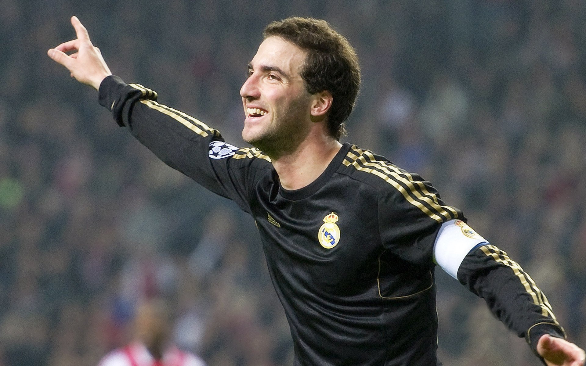 世界杯后:不少球员承认“儿时就在房间贴着世界杯用球图片” 梦想成真